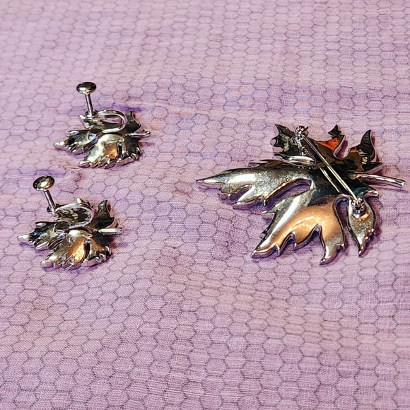 🎼Vintage 1980s Rhinestone Leaf Earrings and Pin Set🖤 - Picture 6 of 8
